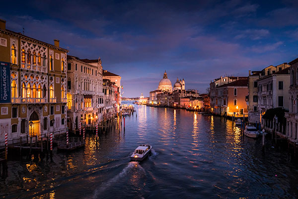 Here’s a Cool Trick That Lets You Take Amazing Night Photos Without a Tripod (VIDEO) Shutterbug