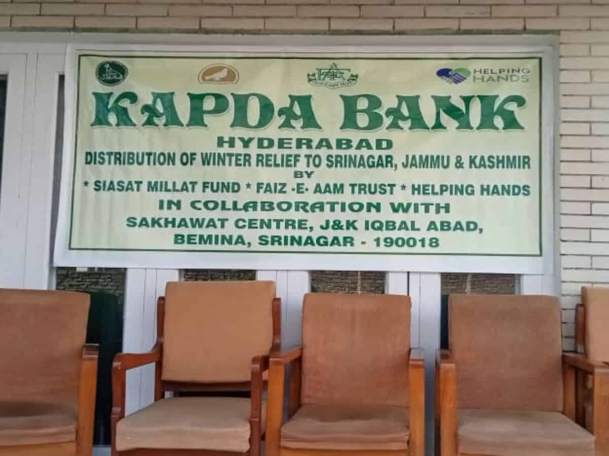 Kapda Bank Siasat’s initiative distributes shoes, jackets in Srinagar
