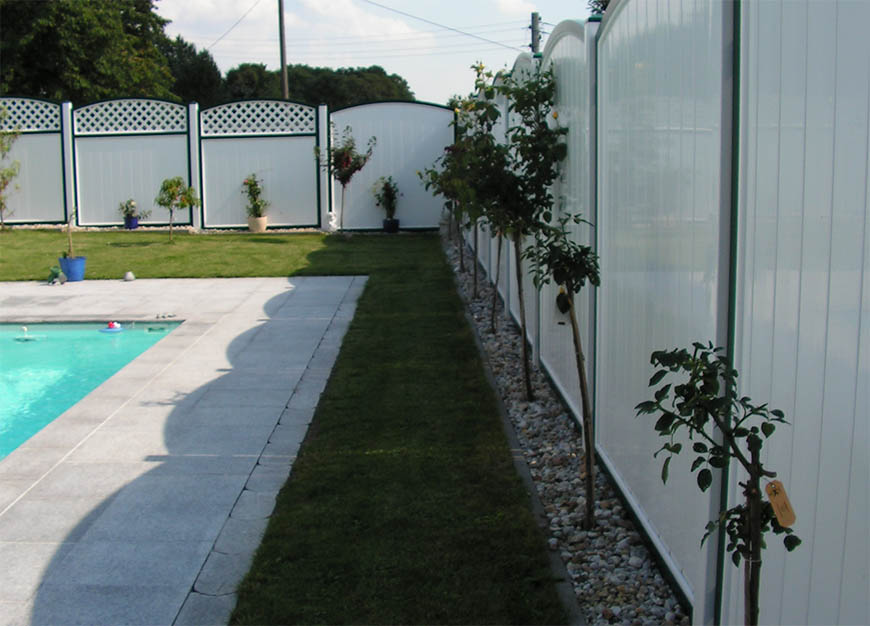 Sichtschutz in WeißGrün für Pool im Garten