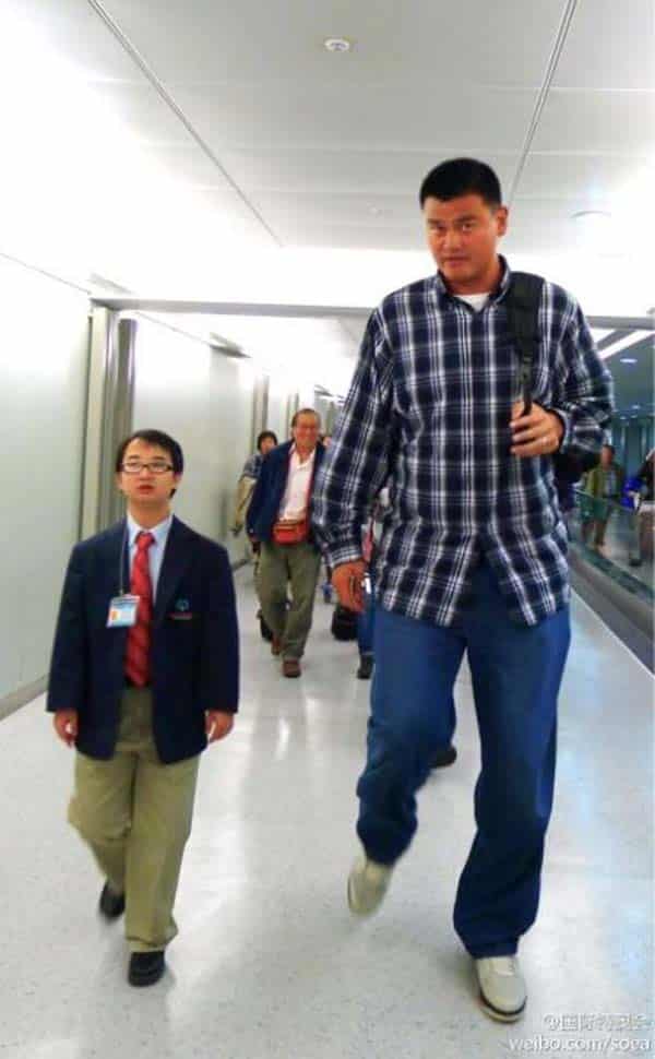 26 Photos Of 7’6” Tall Basketball Player Yao Ming Making