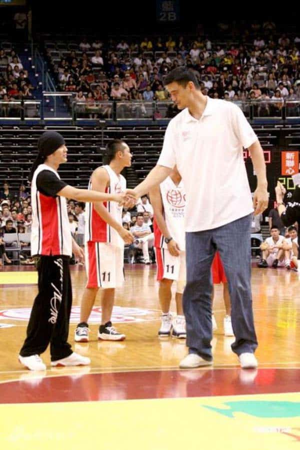 26 Photos Of 7’6” Tall Basketball Player Yao Ming Making