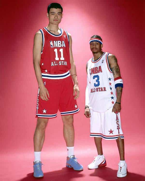 26 Photos Of 7’6” Tall Basketball Player Yao Ming Making