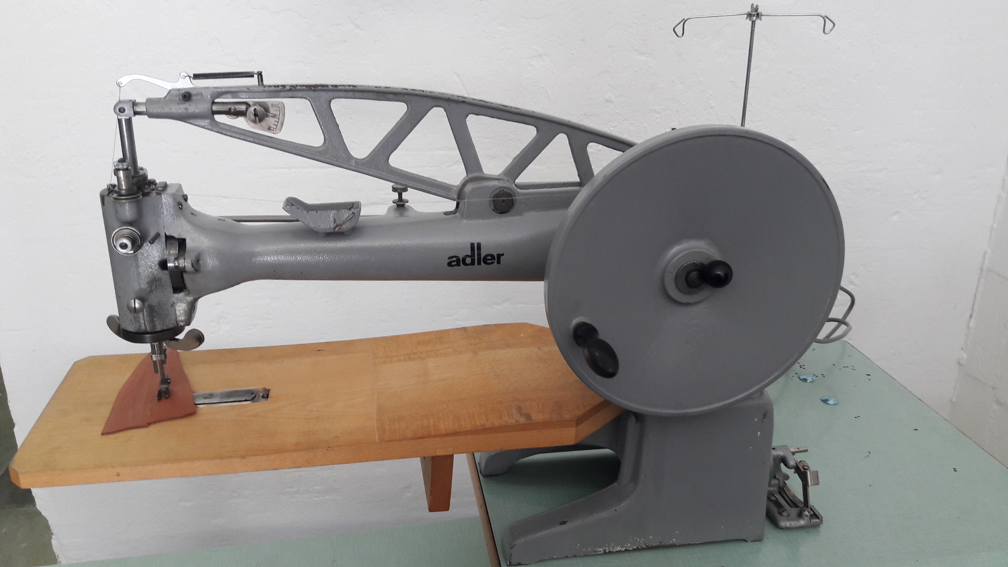 Sieck ADLER Kl. 3070 heavy duty repairing sewing machine with large