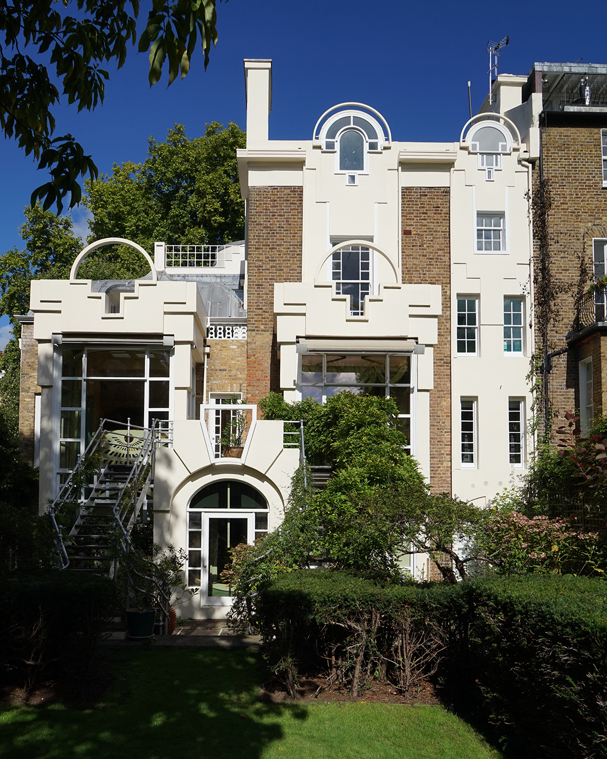 A Tour Through the London Architectural Marvel The Cosmic House