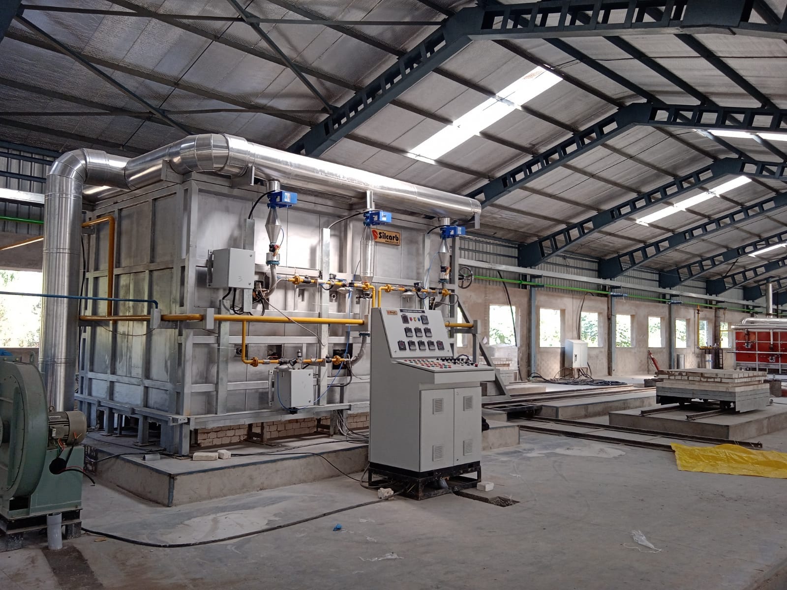 Downdraft shuttle kiln