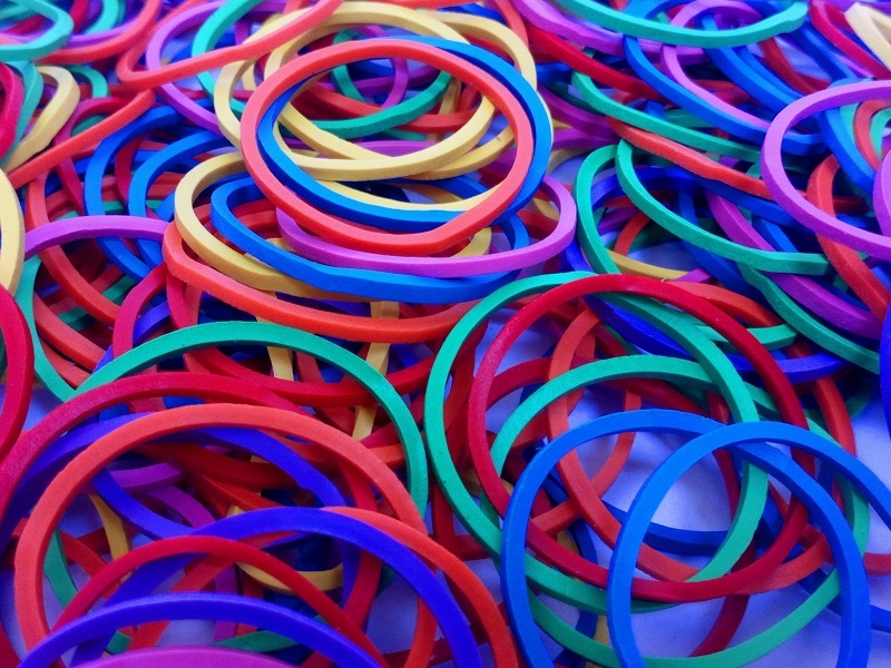 With a simple twist, a rubber band could power future ecofridges