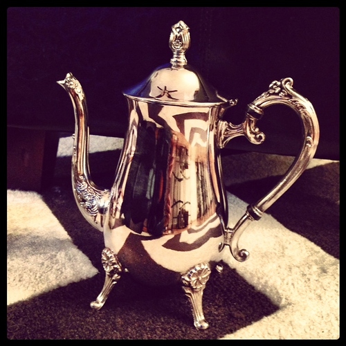 Trying to identify teapot pattern with daisy or flower What is it