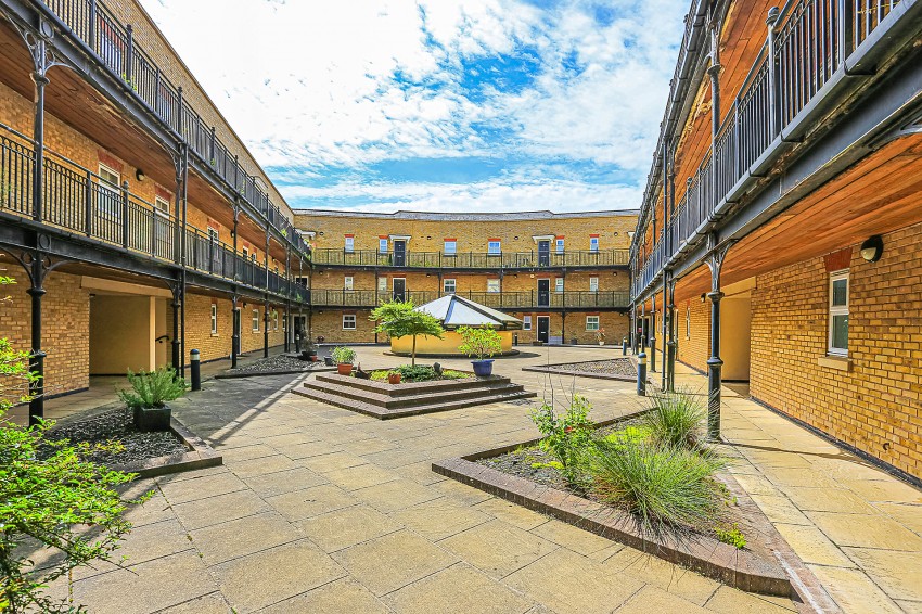 2bedroom apartment for sale in Copperfield Court, 239 Dickens Heath