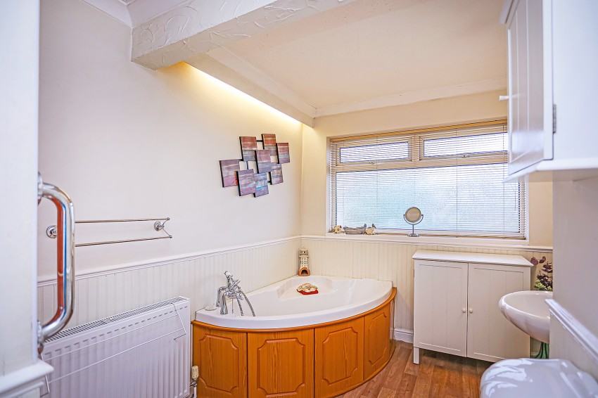 3bedroom semidetached house for sale in The Orchard, Marston Green