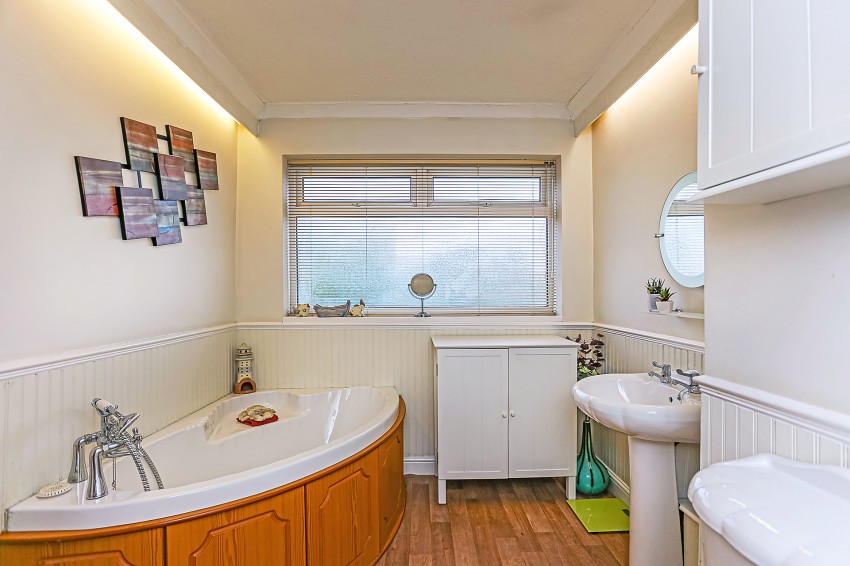 3bedroom semidetached house for sale in The Orchard, Marston Green