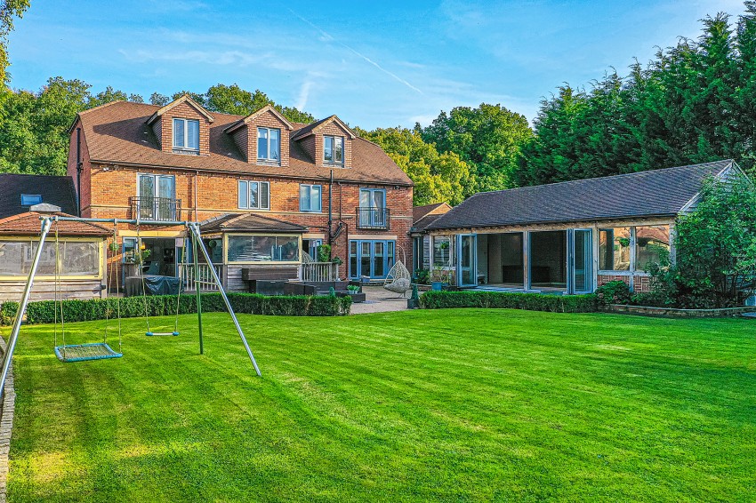 7bedroom detached house for sale in Tithe Barn Lane, Hockley Heath