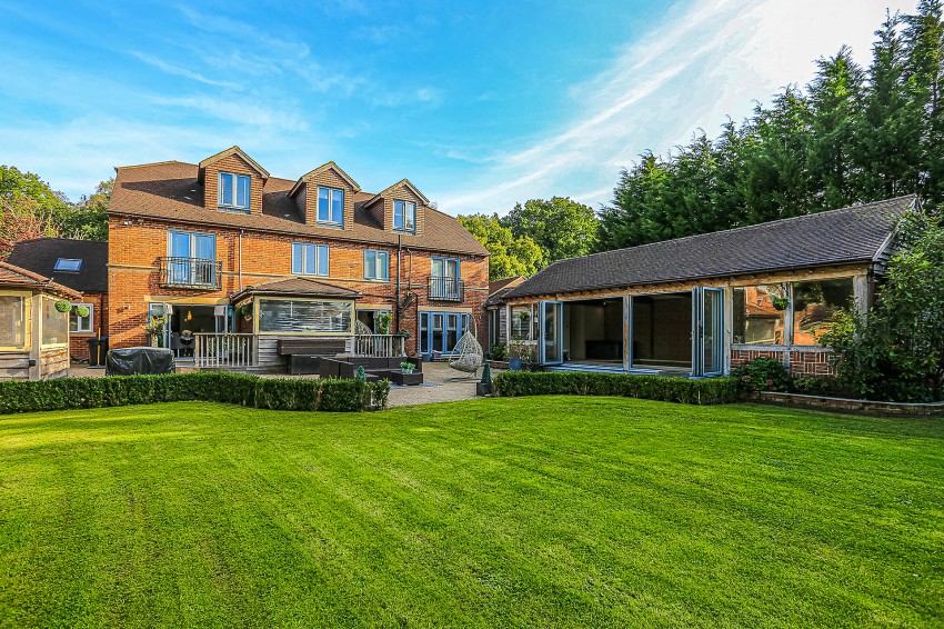 7bedroom detached house for sale in Tithe Barn Lane, Hockley Heath