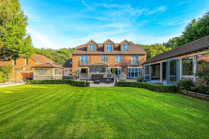 7bedroom detached house for sale in Tithe Barn Lane, Hockley Heath