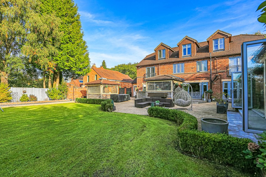 7bedroom detached house for sale in Tithe Barn Lane, Hockley Heath