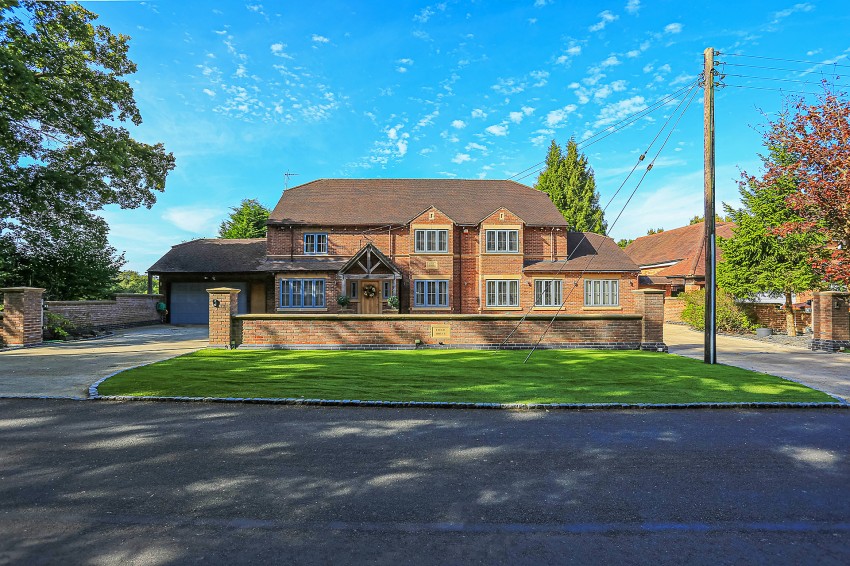 7bedroom detached house for sale in Tithe Barn Lane, Hockley Heath