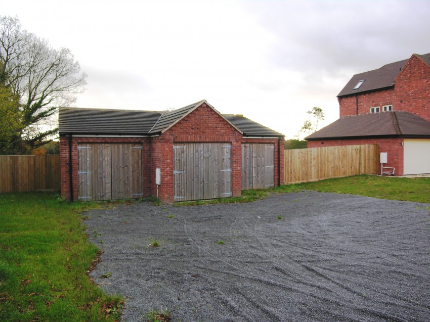 5bedroom detached house for sale in Wood Lane, Earlswood
