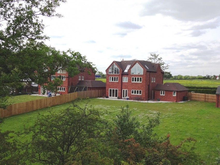 5bedroom detached house for sale in Wood Lane, Earlswood