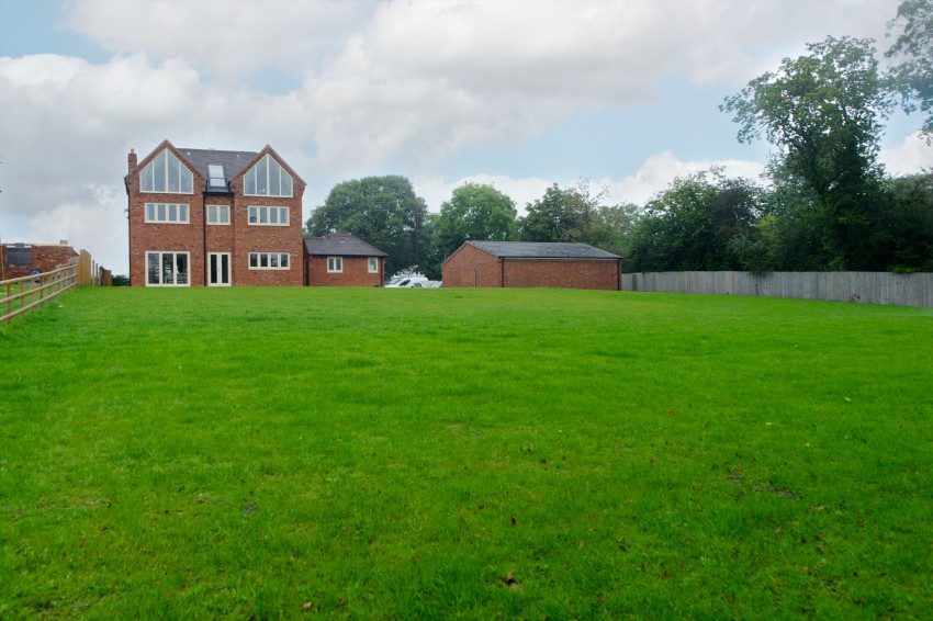 5bedroom detached house for sale in Wood Lane, Earlswood