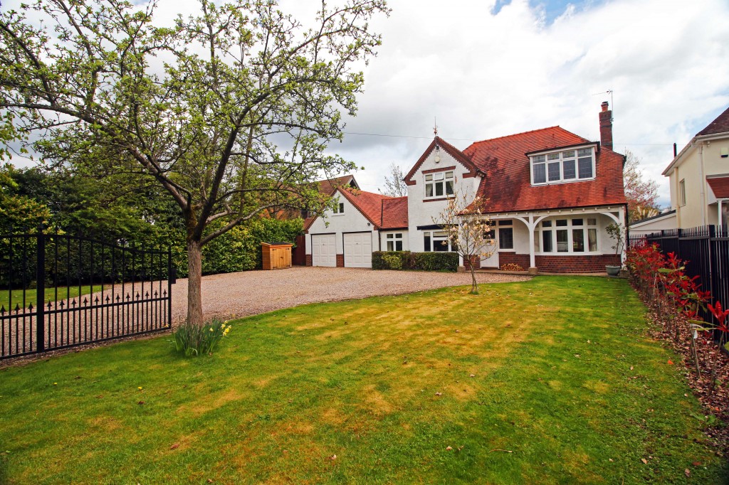 4bedroom detached house for sale in Stratford Road, Hockley Heath