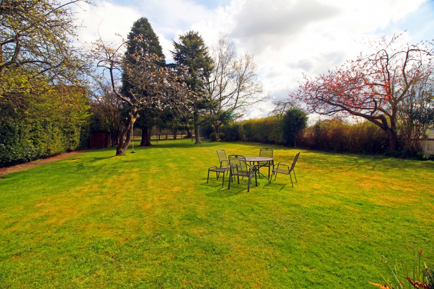 4bedroom detached house for sale in Stratford Road, Hockley Heath