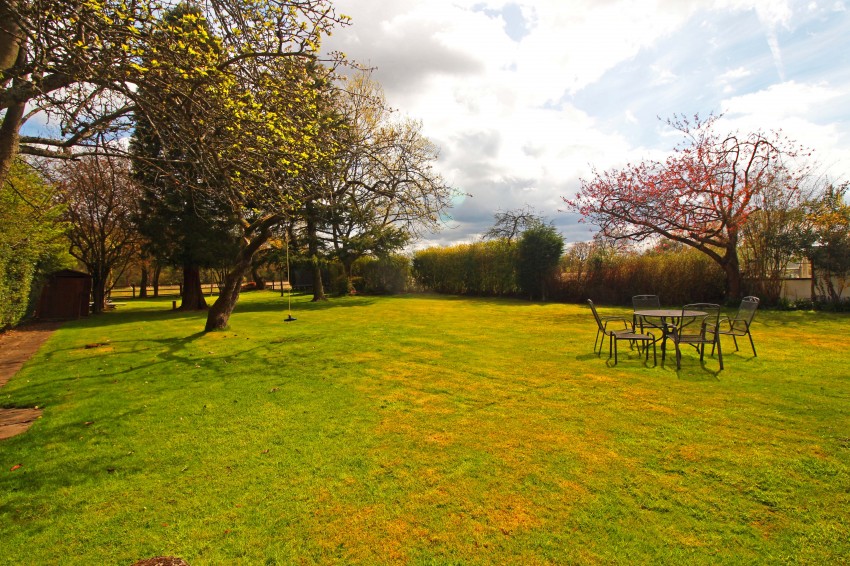 4bedroom detached house for sale in Stratford Road, Hockley Heath