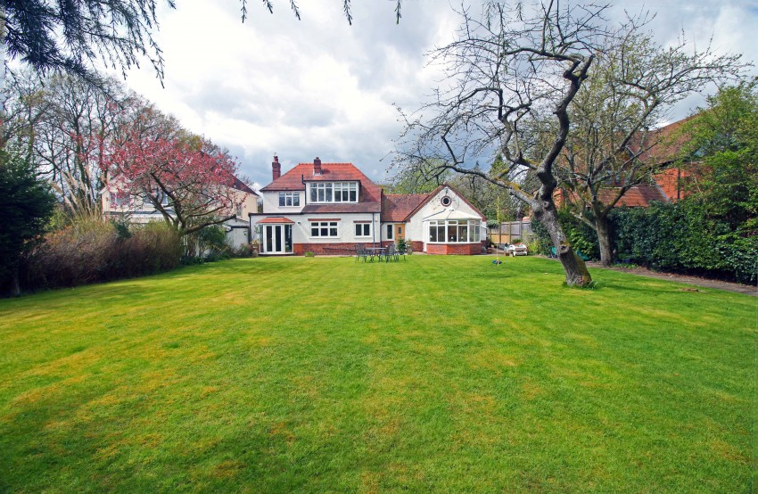 4bedroom detached house for sale in Stratford Road, Hockley Heath