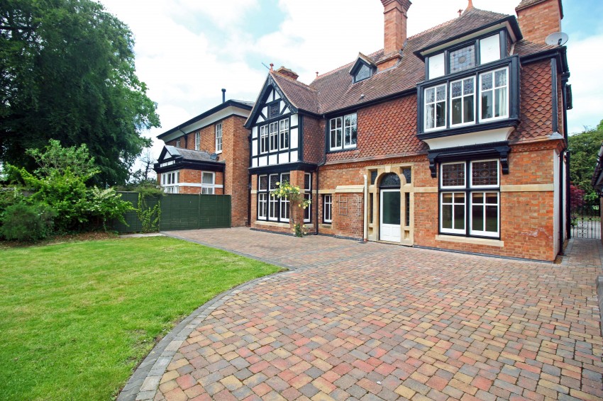 6bedroom semidetached house for sale in Station Road, Salford Priors