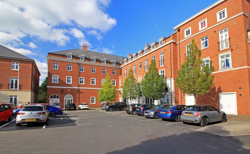 2bedroom apartment for sale in Main Street, Dickens Heath
