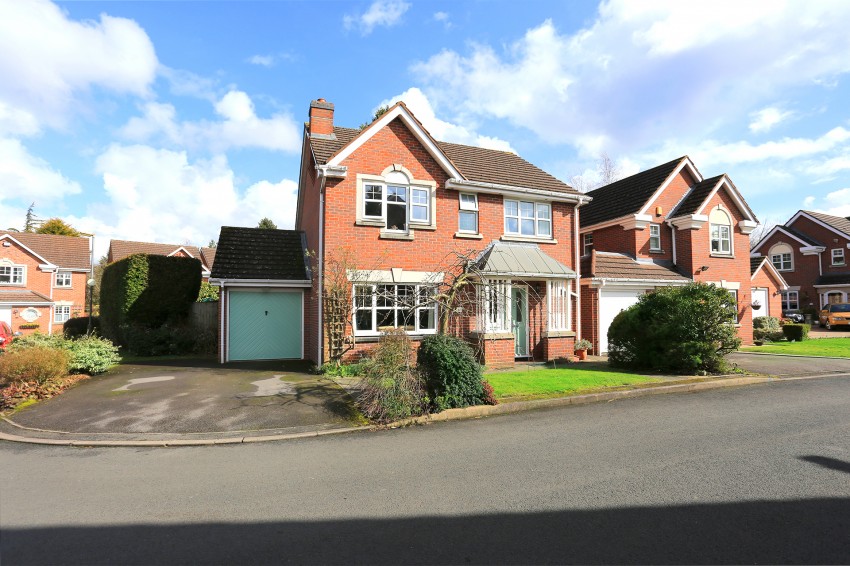 4bedroom detached house for sale in The Holdens, Birmingham