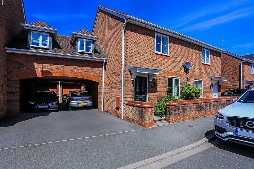 3bedroom link semidetached for sale in Rumbush Lane, Shirley, Solihull