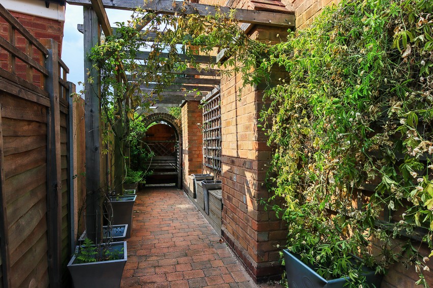 4bedroom detached house for sale in Stoneleigh Road, Solihull