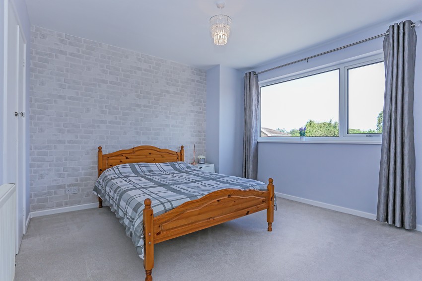 3bedroom detached house for sale in Debden Close, Dorridge, Solihull