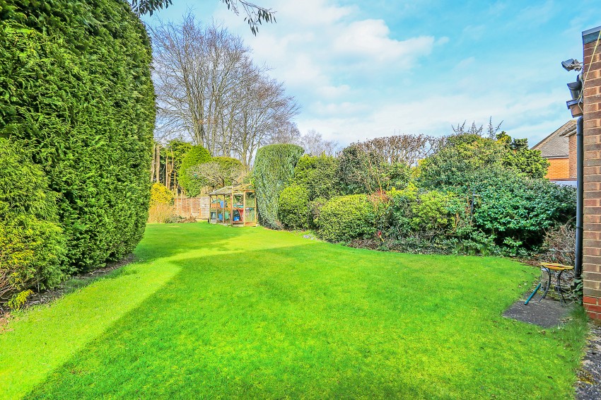 3bedroom detached house for sale in Woodchester Road, Dorridge, Solihull