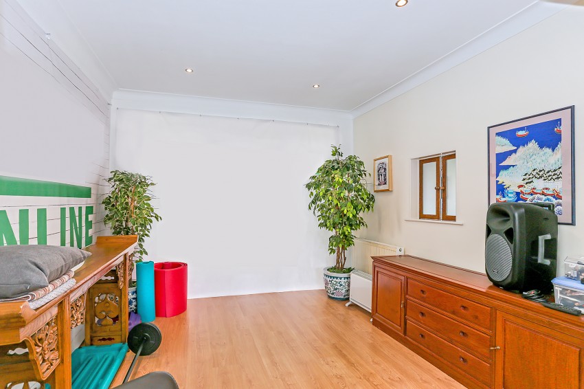 3bedroom detached house for sale in Woodchester Road, Dorridge, Solihull