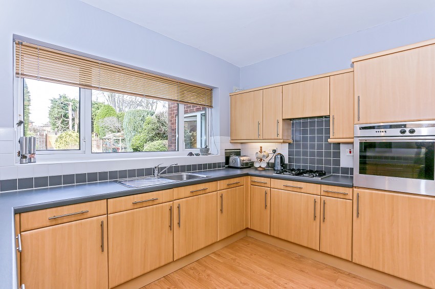 3bedroom detached house for sale in Woodchester Road, Dorridge, Solihull
