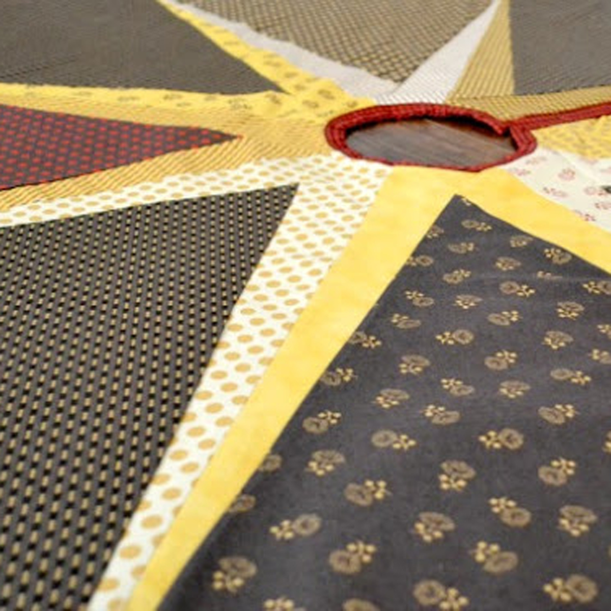 An Old Fashioned Christmas Tree Skirt Tutorial and Free Pattern