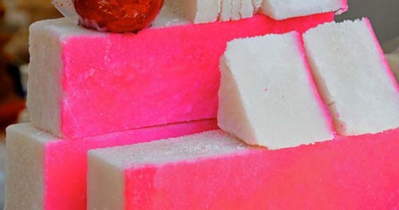 TRES COLORES Y UN PILÓN De las quinceañeras a las