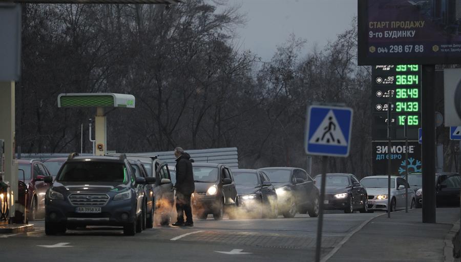 Decenas de ciudadanos esperan en una gasolinera de Kiev para repostar. 