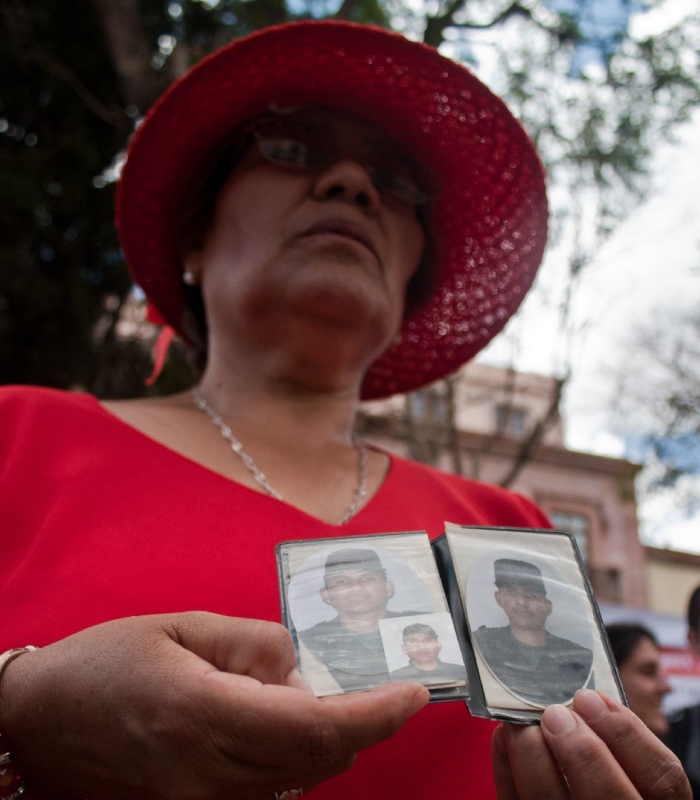 Familiares de víctimas de violencia guardan un minuto de silencio por sus desaparecidos. Imagen ilustrativa. 