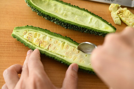 ゴーヤの苦味の取り方と下処理/下ごしらえ：白ごはん.Com
