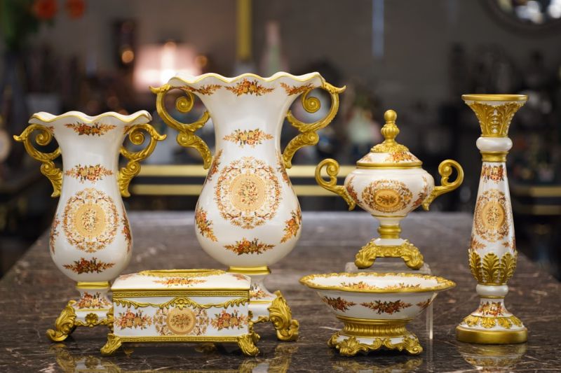 China Luxury Polyresin Home Decor Items with Flower Decal Manufacturer