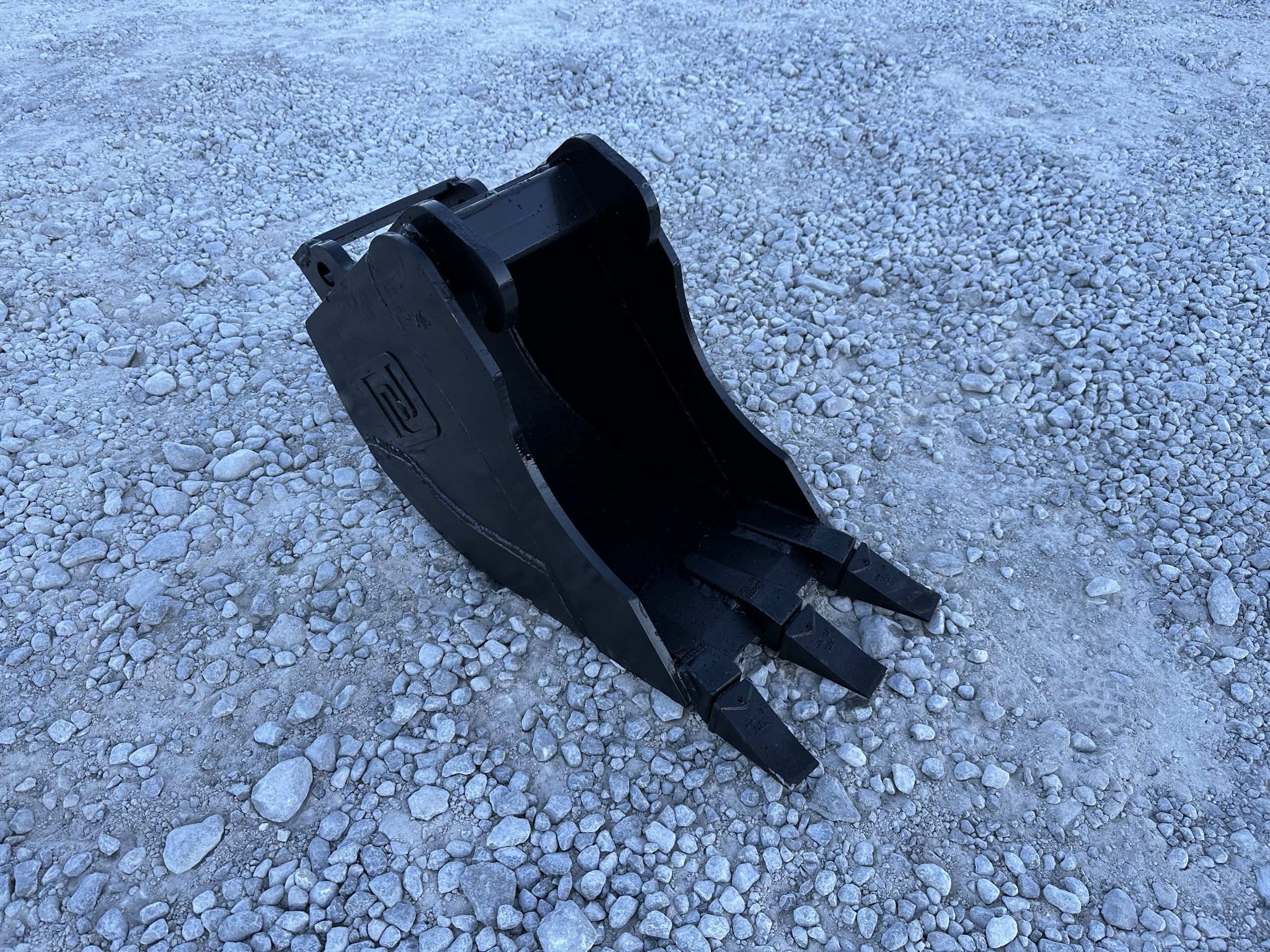 13″ Tooth Excavator Bucket Fits Bobcat Quick X Change for 6,000