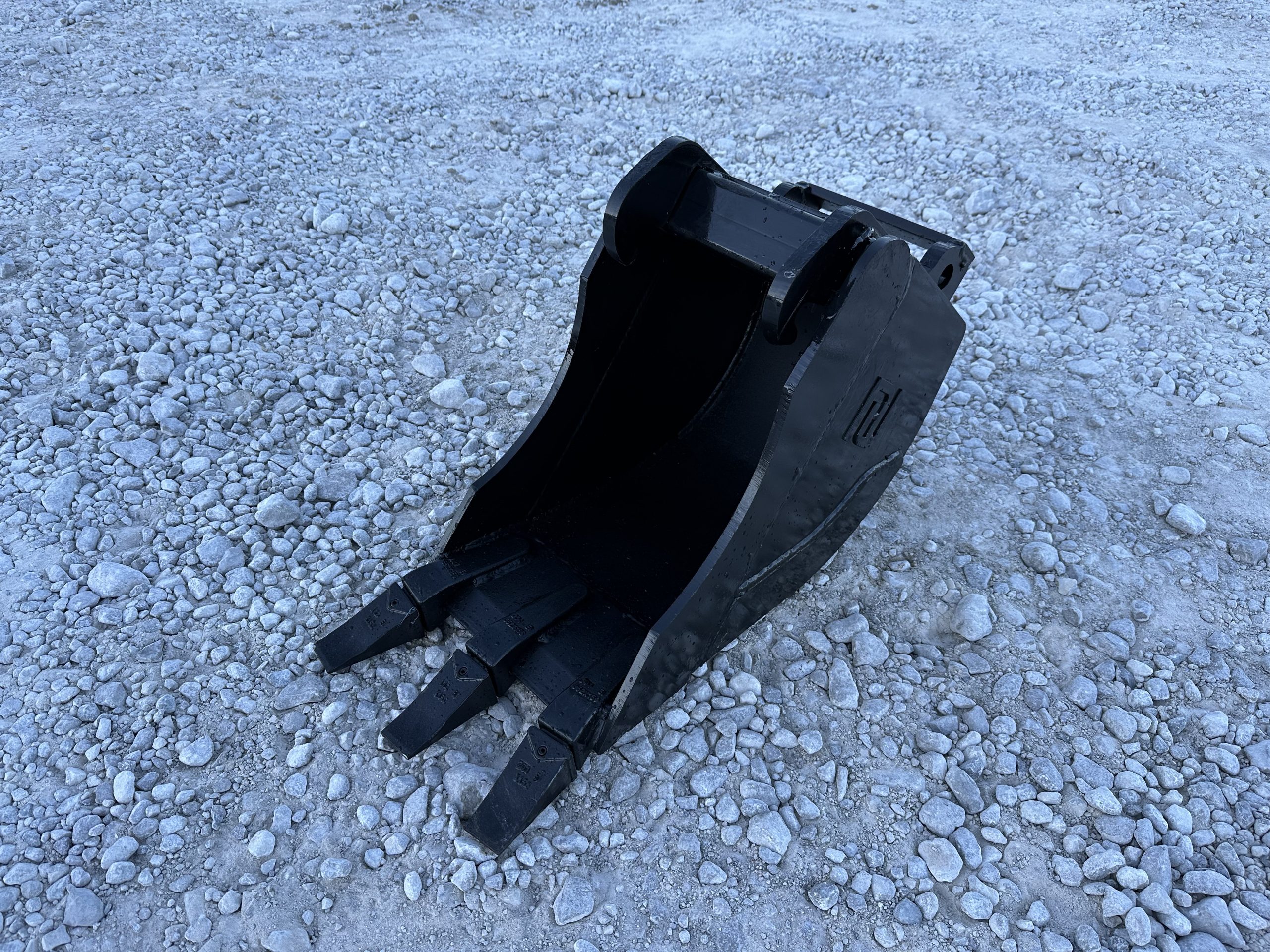 13″ Tooth Excavator Bucket Fits Bobcat Quick X Change for 6,000