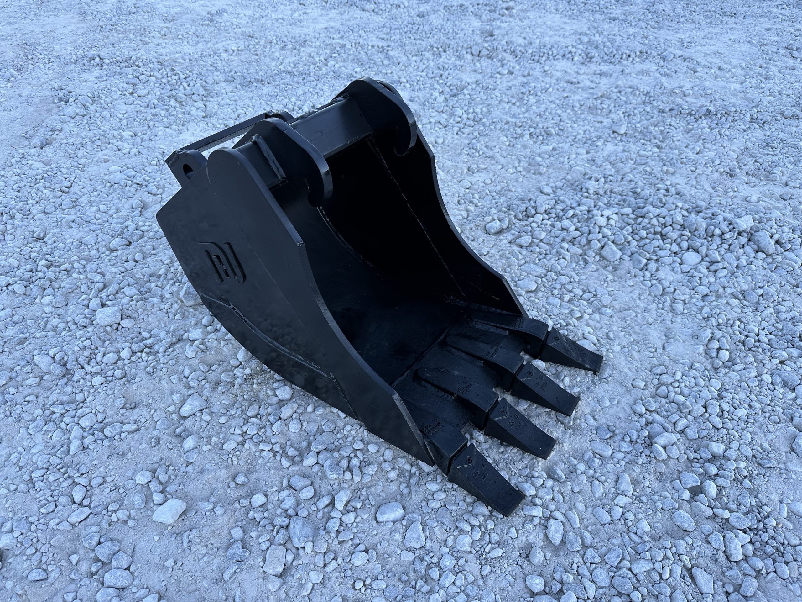 16″ Tooth Excavator Bucket Fits Bobcat Quick X Change for 6,000