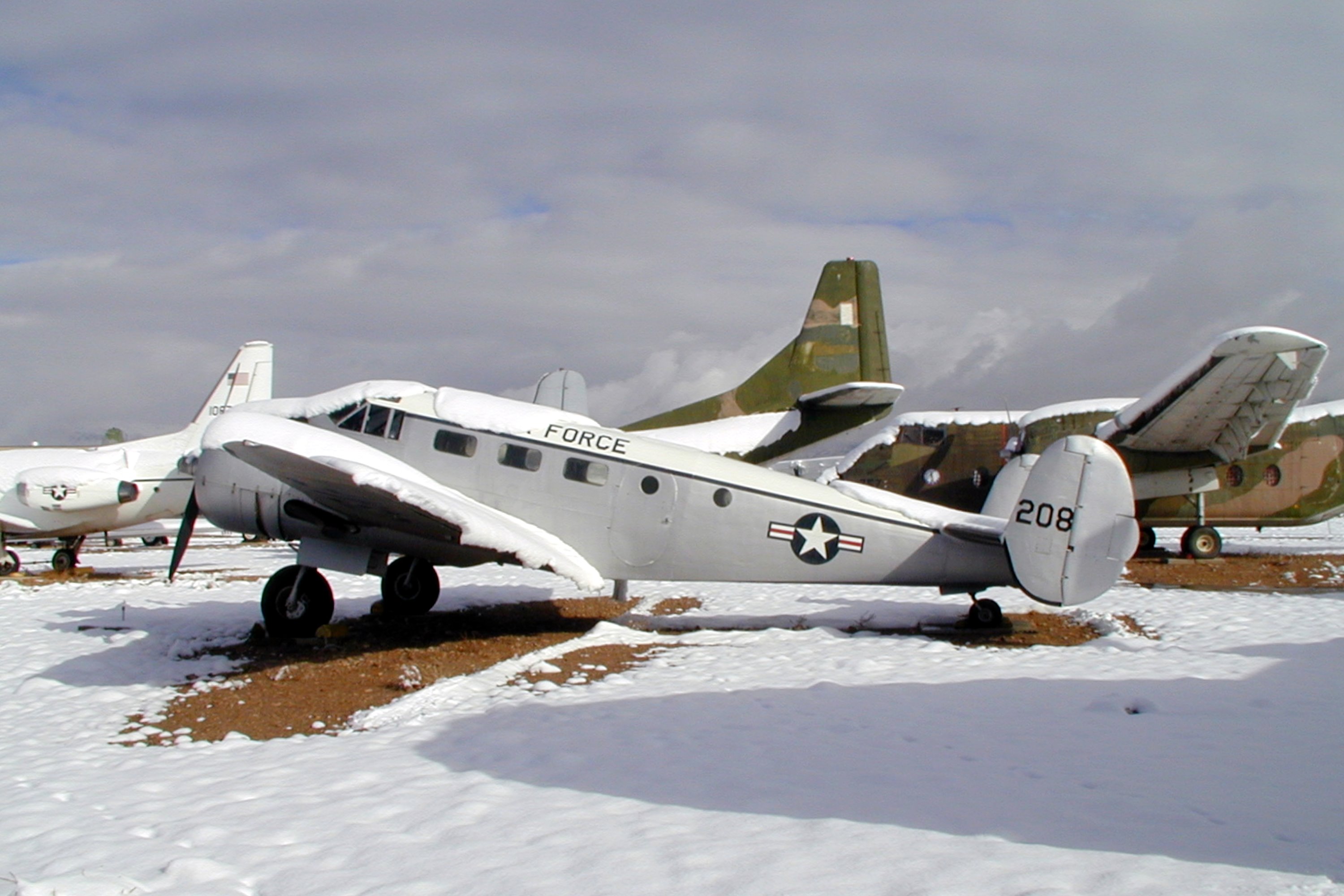 Beechcraft C45H Expeditor specifications and photos