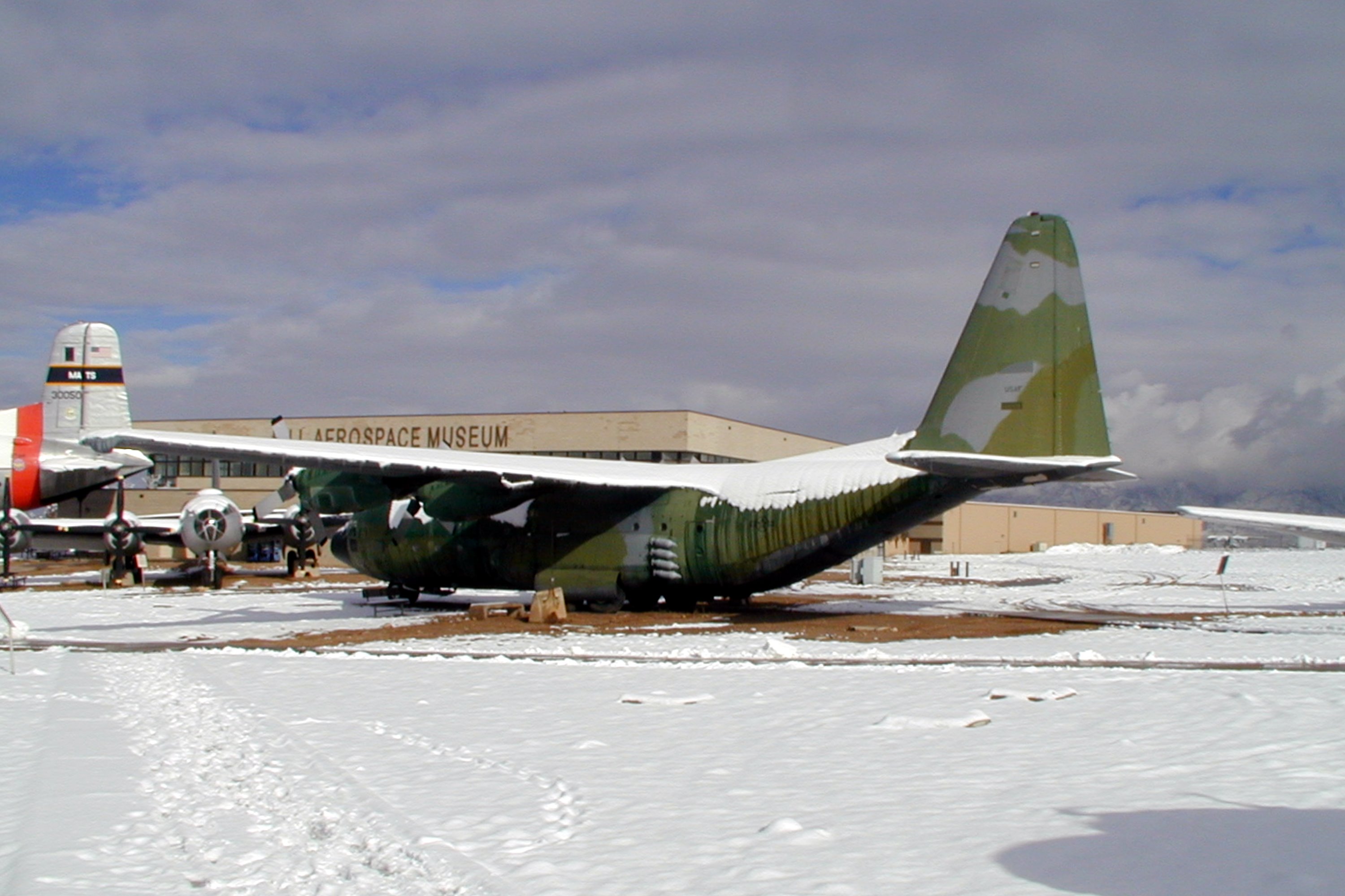 Lockheed NC130B Hercules, USAF FourEngine HighWing Retractable