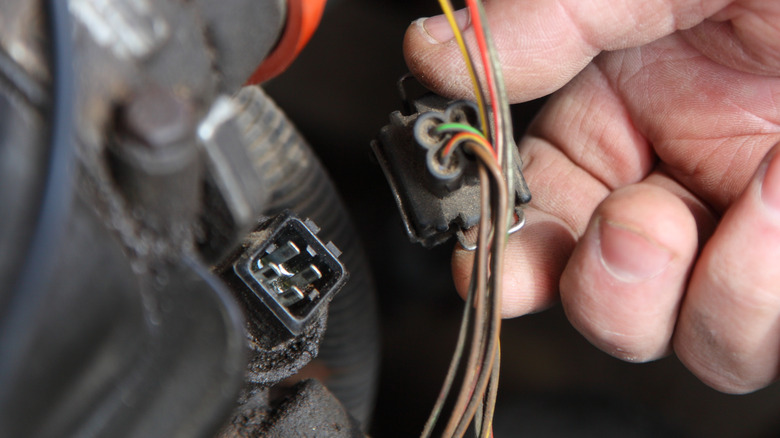 4 Signs That Your Engine Coolant Temperature Sensor Is Bad (And The