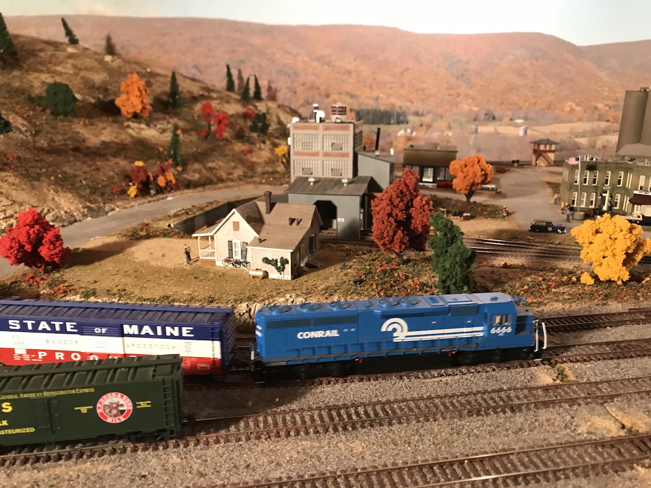 A Classic 5x10 Railroad Custom Model Railroad from Stephan Lamb