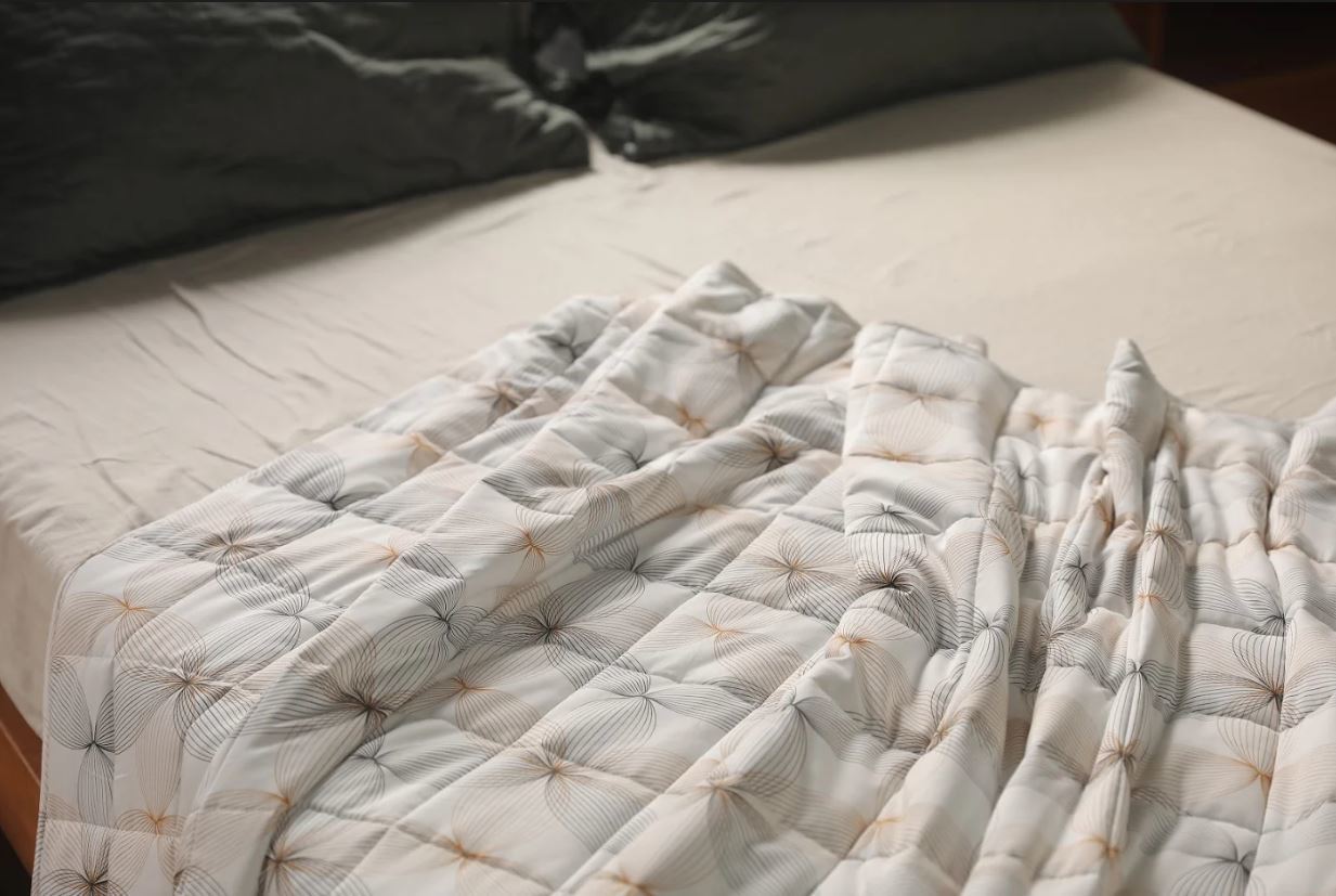 📚Sleeping with a Weighted Blanket Pros and Cons Sleepy Deep