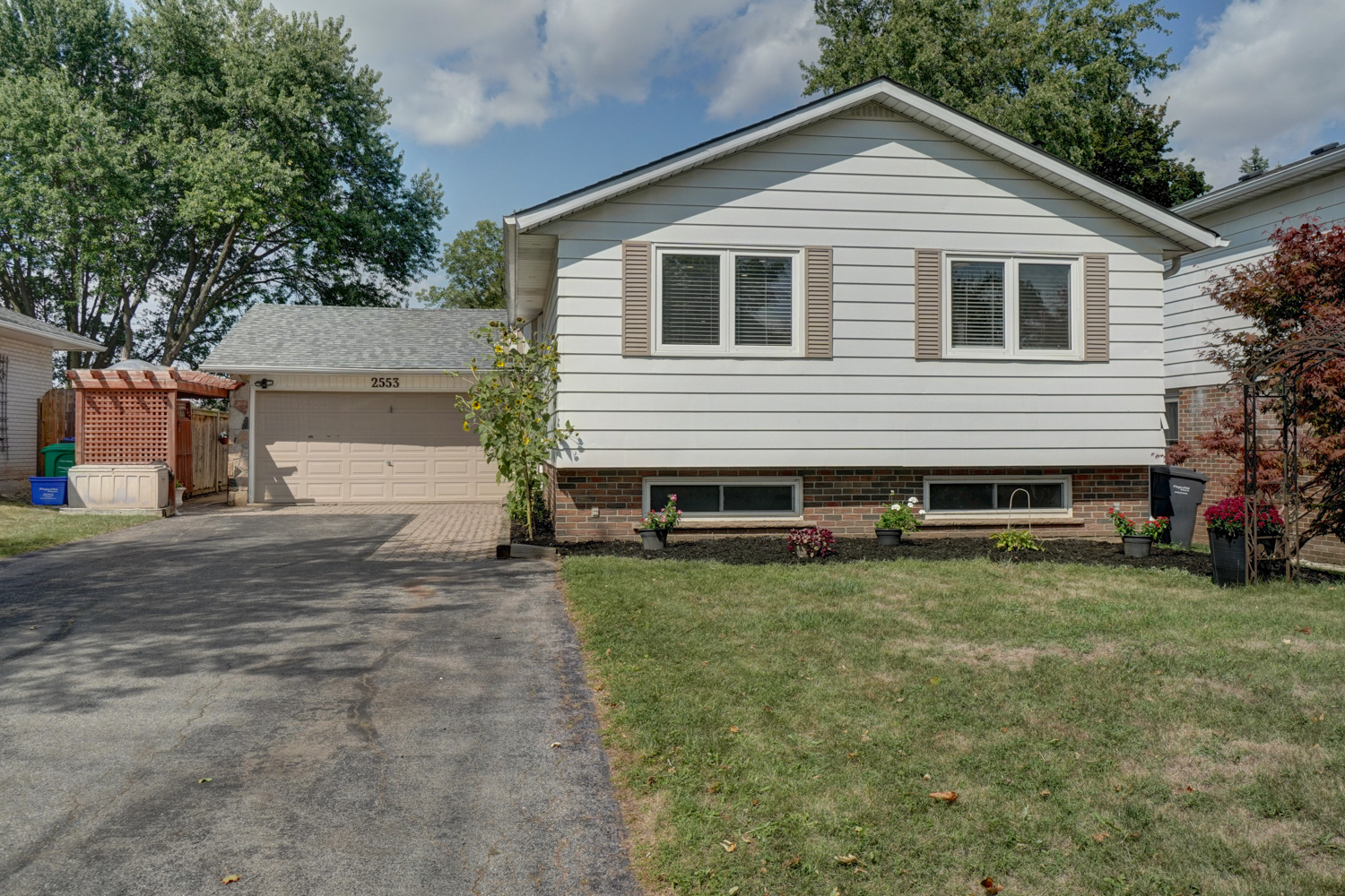 Slideshow PropertySpaces 2553 Homelands Drive, Mississauga, ON, Canada